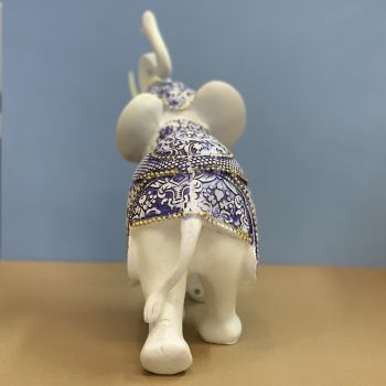 7179 "Слон" белый с синей накидкой